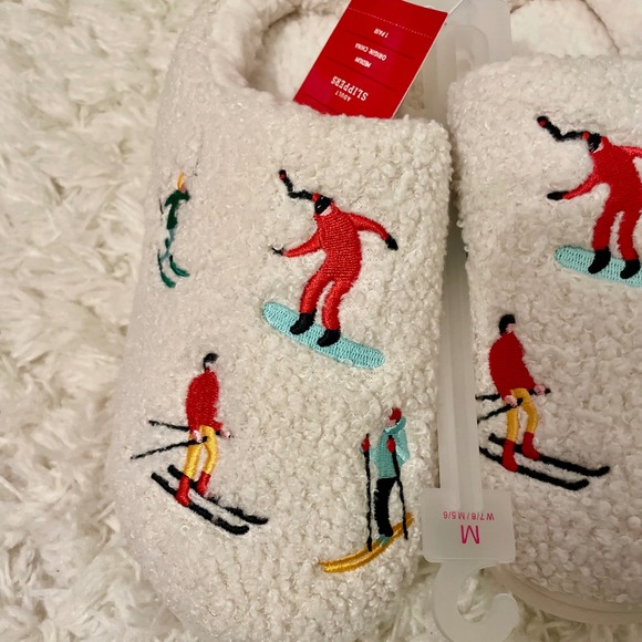 Women's Fuzzy Slippers White Embroidered Skiers Snowboarders Size M 7/8 - Picture 2 of 4